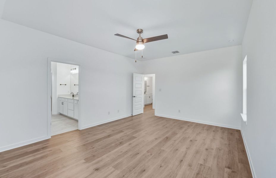 Spacious, unfurnished interior of a new home in Sunfield, Buda (Image 34).