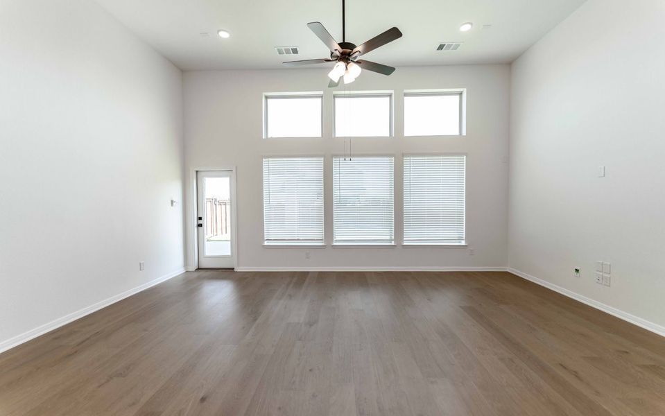 Spacious, unfurnished interior of a new home in Solterra, Mesquite (Image 15).