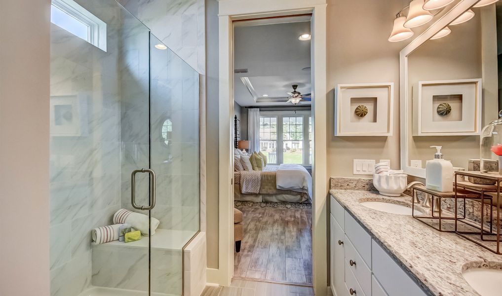 Owner's bath with dual sinks