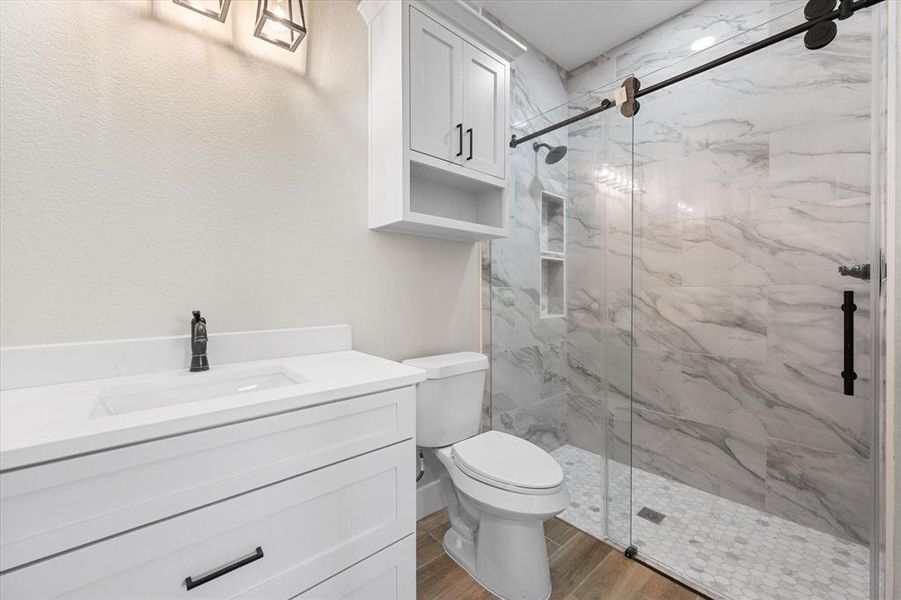 Furnished interior view inside a new home in , Corsicana (Image 5).