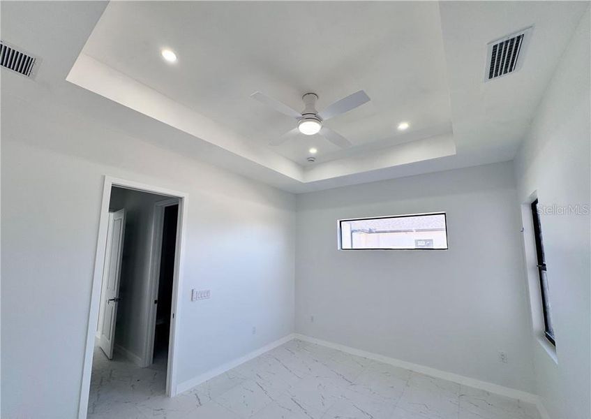 Spacious, unfurnished interior of a new home in , Cape Coral (Image 26).