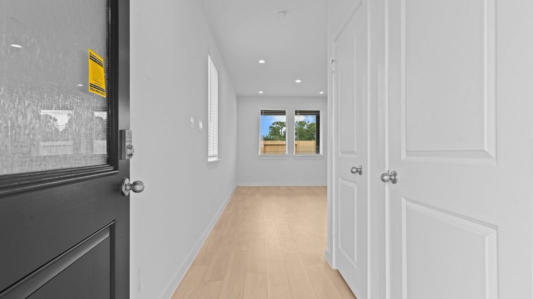 Spacious, unfurnished interior of a new home in Lexington Village, Missouri City (Image 17).