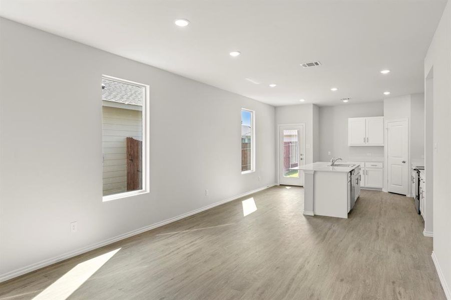 Spacious, unfurnished interior of a new home in Creekside Ranch, Blue Ridge (Image 25).
