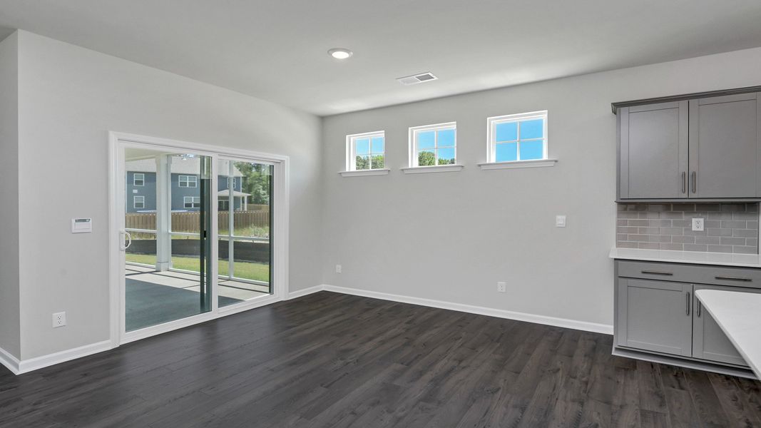 Spacious, unfurnished interior of a new home in Sease's Pond, Gilbert (Image 30).