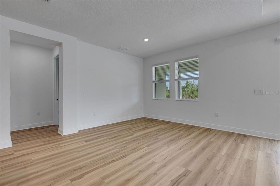 Spacious, unfurnished interior of a new home in Hawkstone, Sarasota (Image 65).