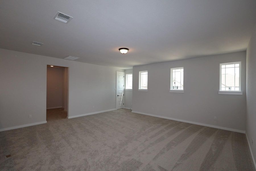 Spacious, unfurnished interior of a new home in Homestead at Old Settlers Park, Round Rock (Image 12).