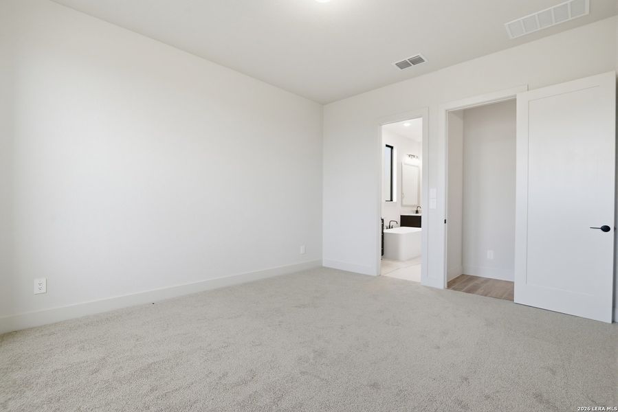 Spacious, unfurnished interior of a new home in Haby Hill 50s, San Antonio (Image 28).