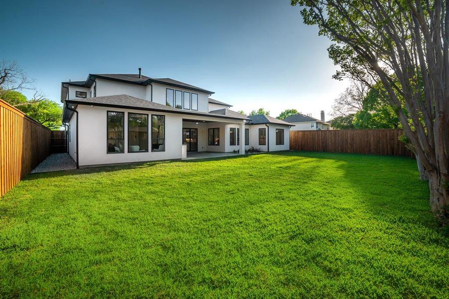 Exterior details and patio area of a home in , Dallas (Image 4).