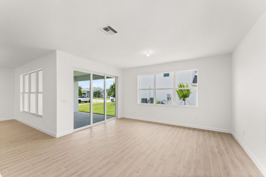Spacious, unfurnished interior of a new home in Tradition - Kenley, Port St. Lucie (Image 9).