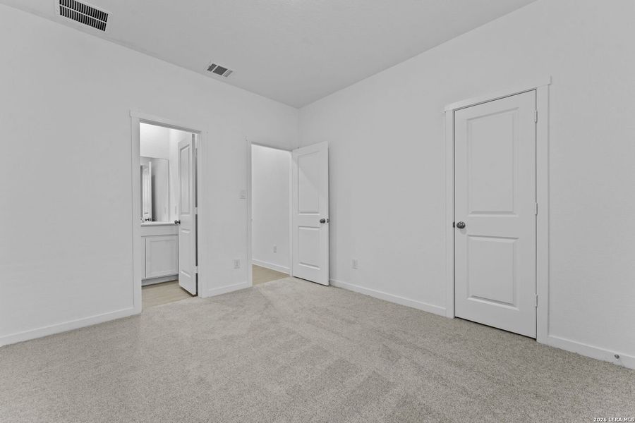 Spacious, unfurnished interior of a new home in Sky Ranch, New Braunfels (Image 16).