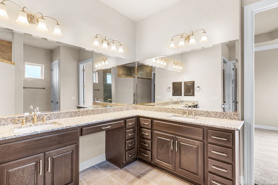 Furnished interior view inside a new home in Cibolo Crossing, Universal City (Image 11).