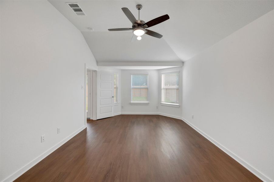 Spacious, unfurnished interior of a new home in Summerview, Fulshear (Image 33). Spacious, unfurnished interior of a new home in Summerview, Fulshear (Image 33).