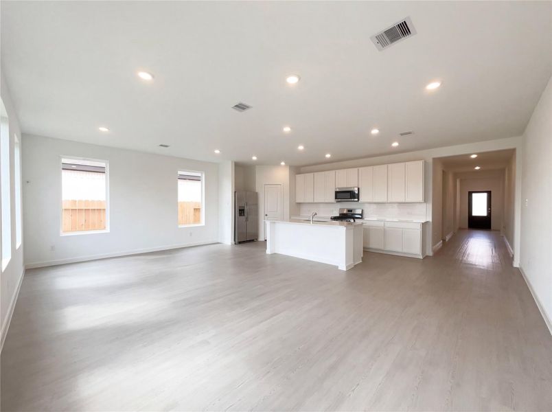 Spacious, unfurnished interior of a new home in Sunterra, Katy (Image 14).