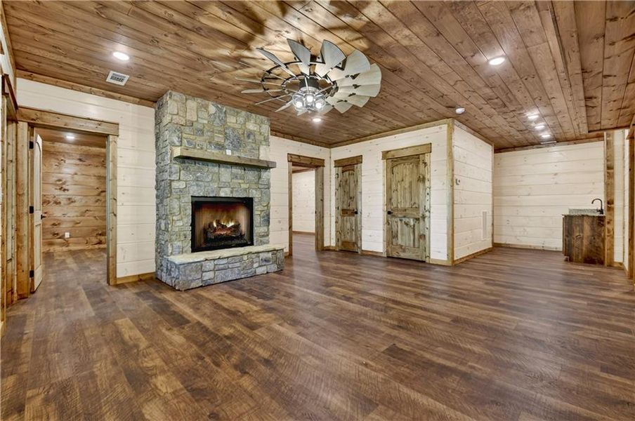 Spacious, unfurnished interior of a new home in , Ellijay (Image 20).
