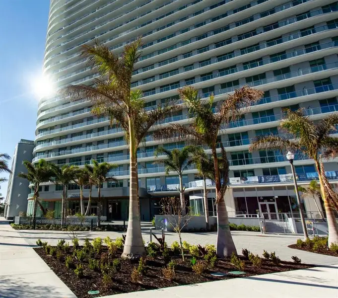 Condo located in St. Petersburg, FL showcasing its design and architecture (Image 4).