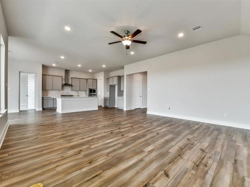 Spacious, unfurnished interior of a new home in Lago Mar, Texas City (Image 20).