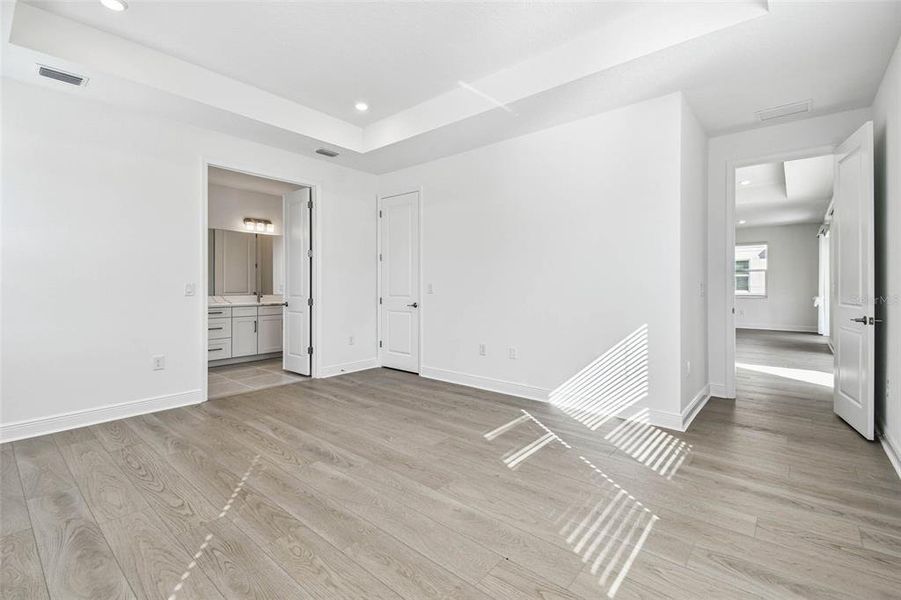 Spacious, unfurnished interior of a new home in Hawkstone, Sarasota (Image 30).