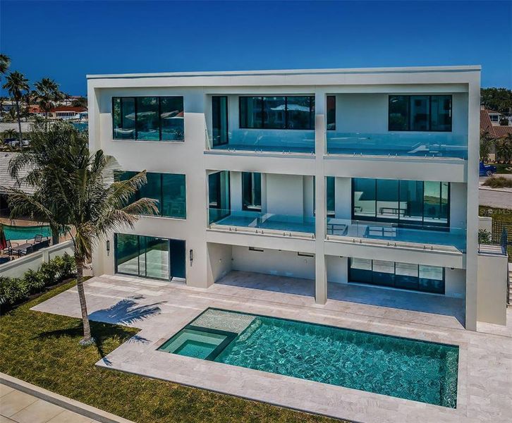 Condo located in Belleair Beach, FL showcasing its design and architecture (Image 6).