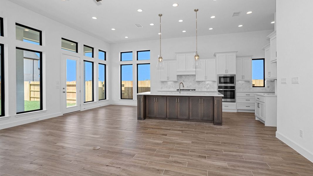 Spacious, unfurnished interior of a new home in Lakes of Cane Island, Katy (Image 9).