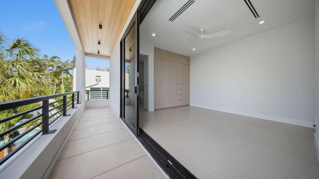 Exterior details and patio area of a home in , Fort Lauderdale (Image 37).