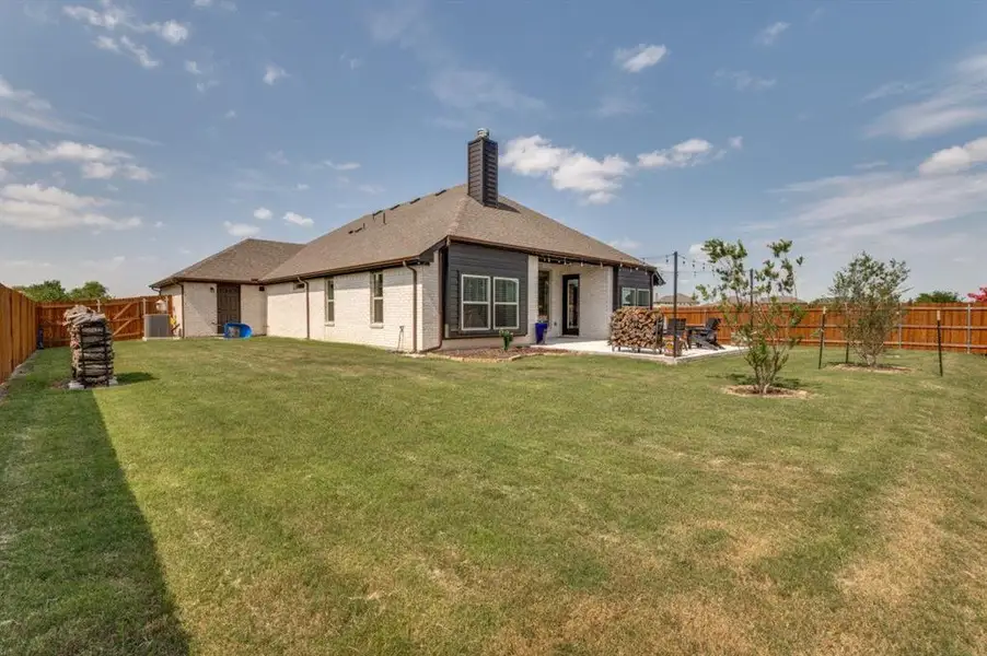 Exterior details and patio area of a home in , Waxahachie (Image 21).