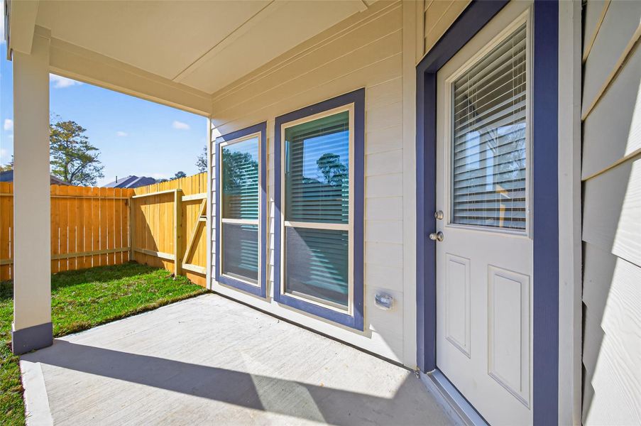 Exterior details and patio area of a home in Woodland Lakes, Houston (Image 20).