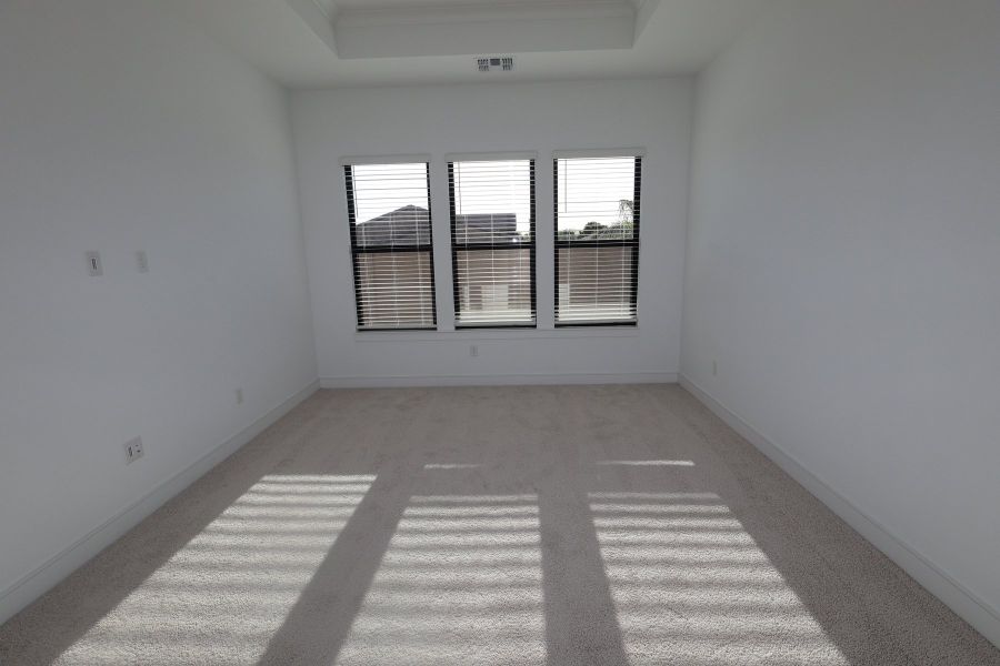 Spacious, unfurnished interior of a new home in Edgewood, San Tan Valley (Image 12).