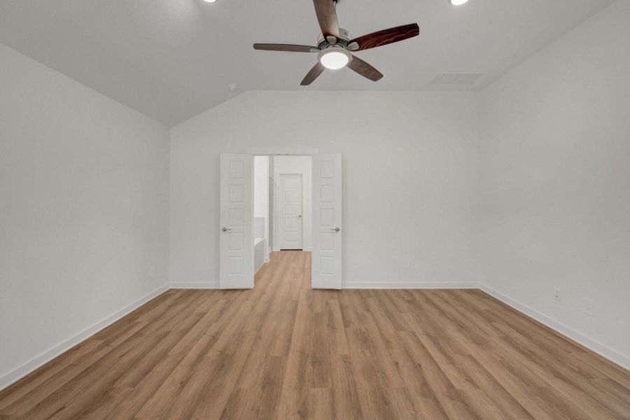 Spacious, unfurnished interior of a new home in Sorella, Tomball (Image 33).