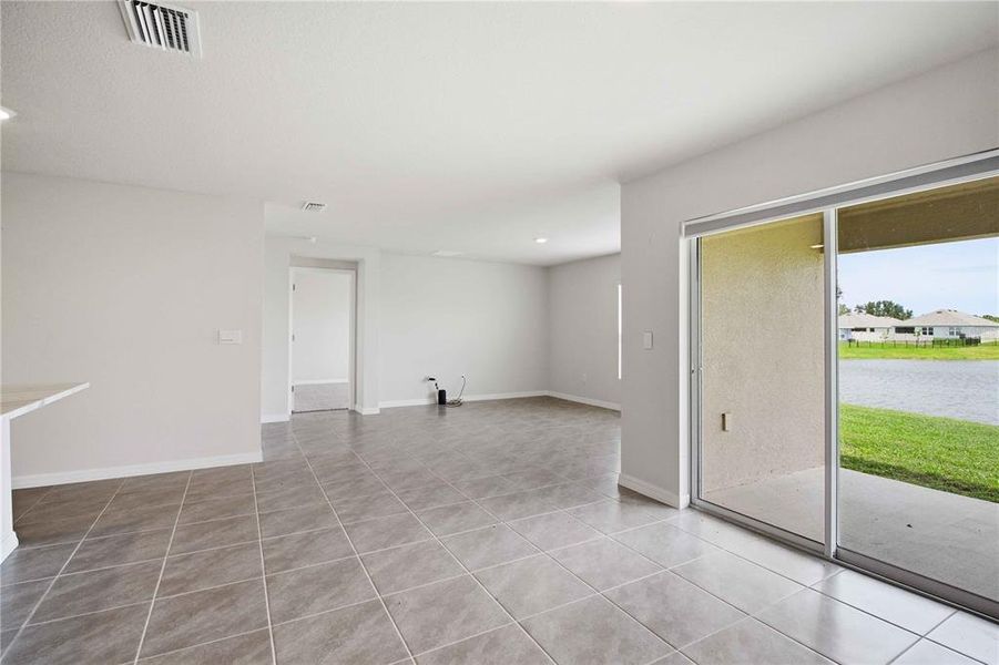 Spacious, unfurnished interior of a new home in Mandarin Grove, Palmetto (Image 19).