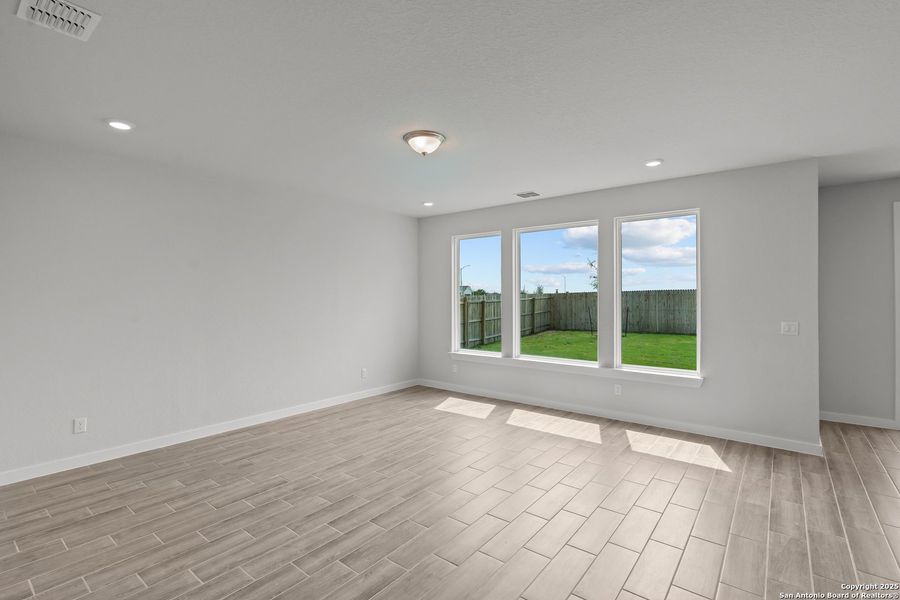 Spacious, unfurnished interior of a new home in Weltner Farms 50’s, New Braunfels (Image 22).
