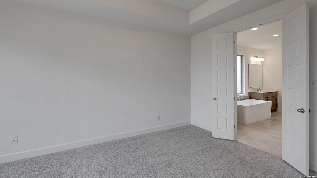 Spacious, unfurnished interior of a new home in Ladera, San Antonio (Image 17).
