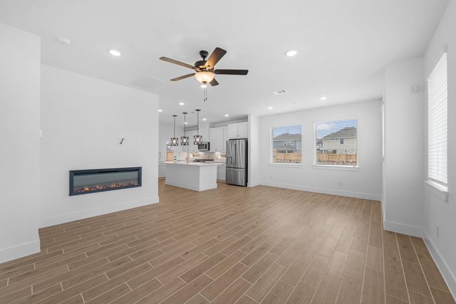 Spacious, unfurnished interior of a new home in Sienna, Missouri City (Image 15).