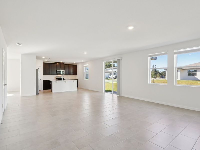 Spacious, unfurnished interior of a new home in The Reserve at Twin Lakes, St. Cloud (Image 7).