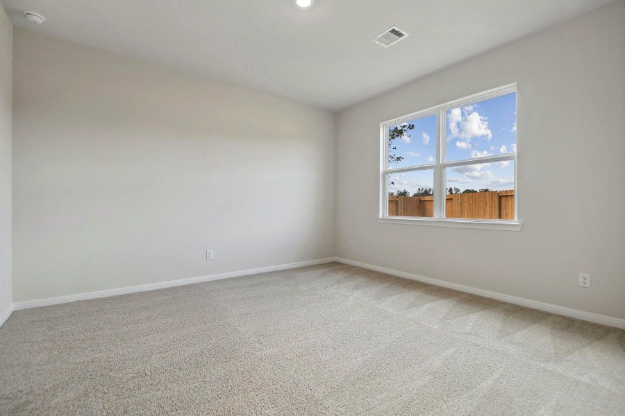 Spacious, unfurnished interior of a new home in Sweetwater Ridge, Conroe (Image 12).