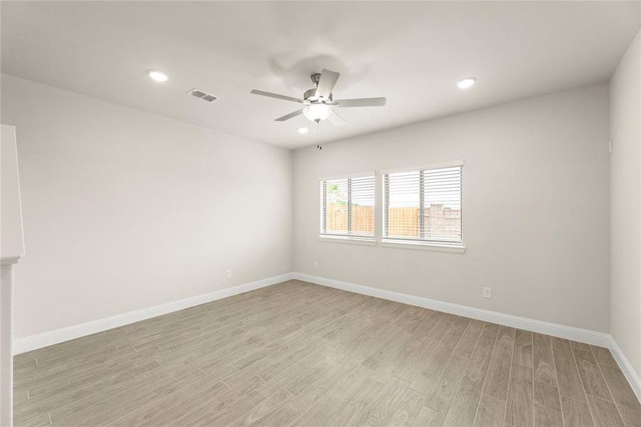 08_1064 Happy Holly 08_1064 Happy Holly