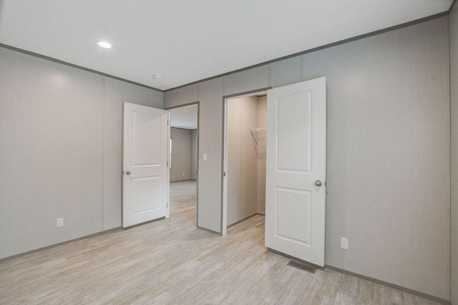 Spacious, unfurnished interior of a new home in , Walterboro (Image 26).