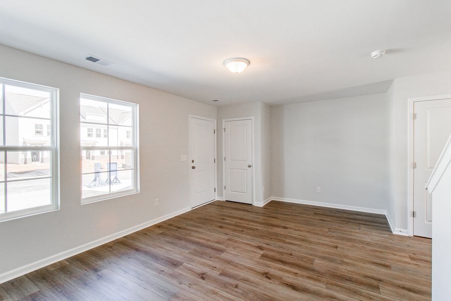 Spacious, unfurnished interior of a new home in Astoria, Columbia (Image 13).