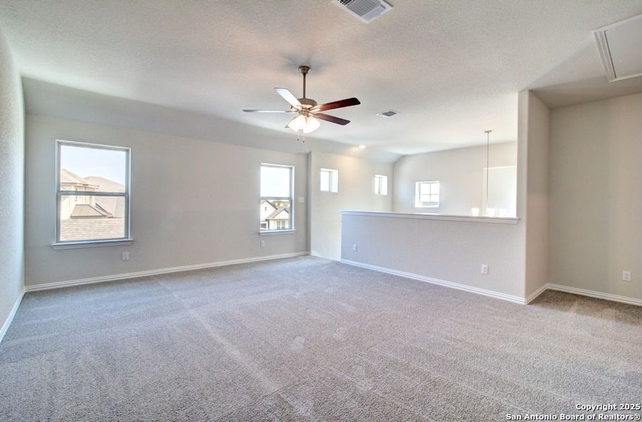 Spacious, unfurnished interior of a new home in Stream Waters, Seguin (Image 26).
