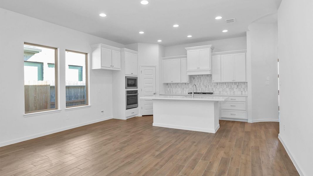 Spacious, unfurnished interior of a new home in Brookewater, Rosenberg (Image 15).