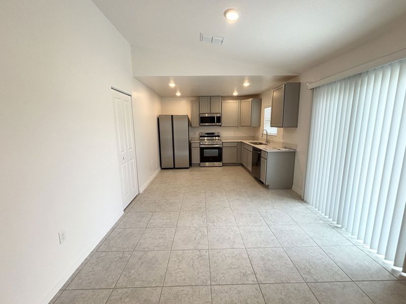 Spacious, unfurnished interior of a new home in Poinciana, Kissimmee (Image 8). Spacious, unfurnished interior of a new home in Poinciana, Kissimmee (Image 8).
