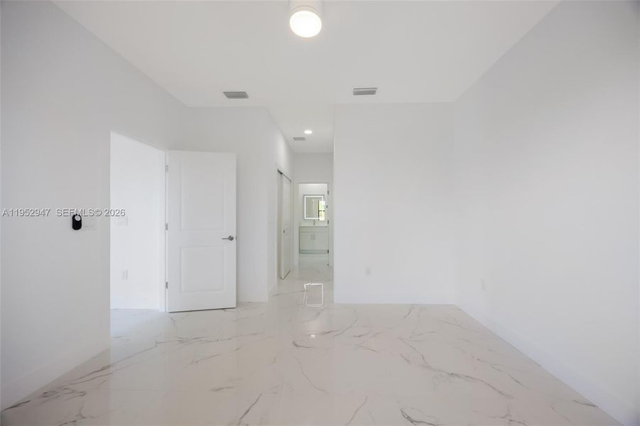 Spacious, unfurnished interior of a new home in , Lehigh Acres (Image 16).