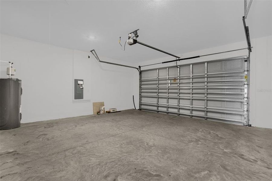 Spacious, unfurnished interior of a new home in , Citrus Springs (Image 21).