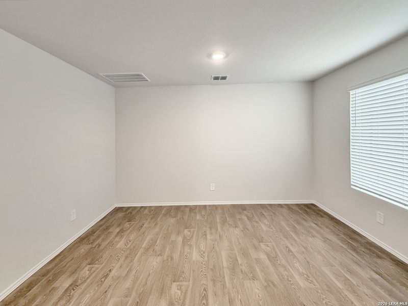 Spacious, unfurnished interior of a new home in Spring Valley, New Braunfels (Image 23).