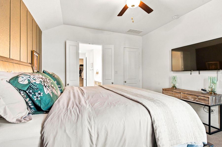 Furnished interior view inside a new home in Sienna 40', Missouri City (Image 43).