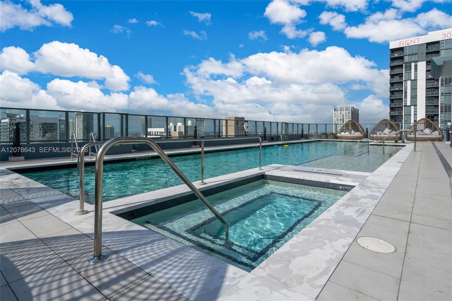 Condo located in Miami, FL showcasing its design and architecture (Image 33).