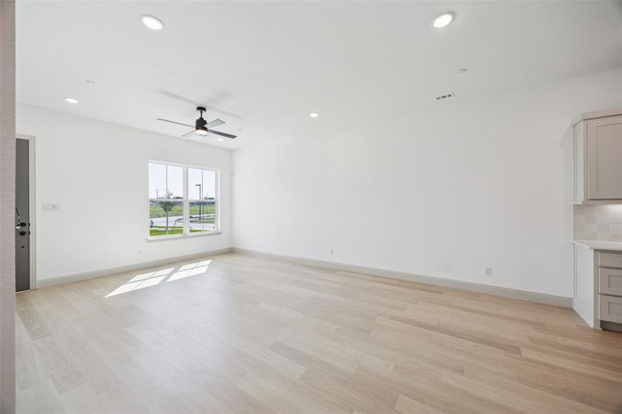 Spacious and bright, this wonderful family room can host the entire family! Spacious and bright, this wonderful family room can host the entire family!