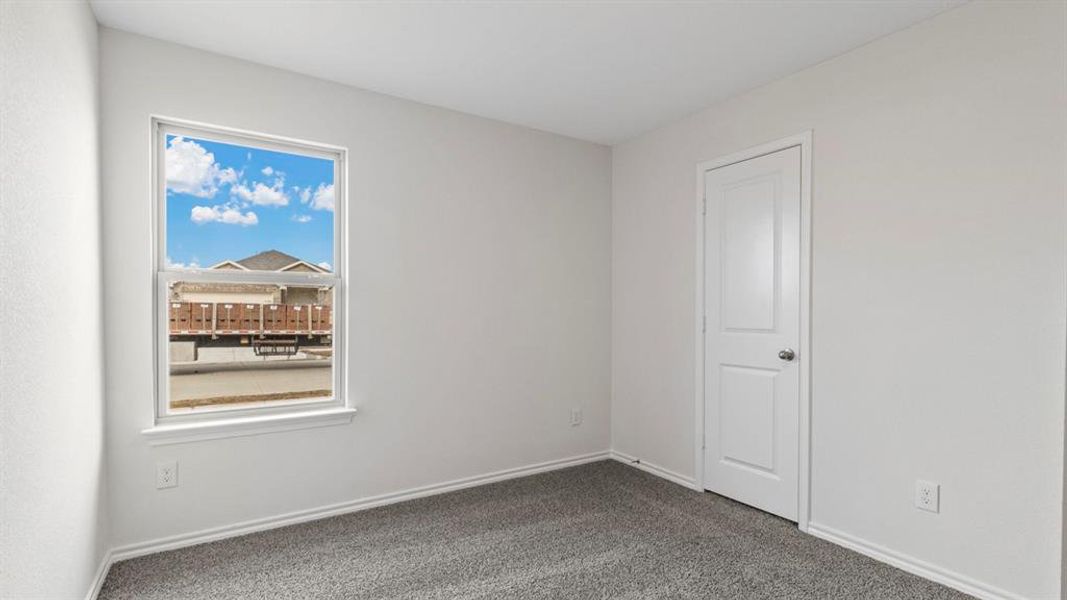 Spacious, unfurnished interior of a new home in Bluff Springs, Ferris (Image 9).