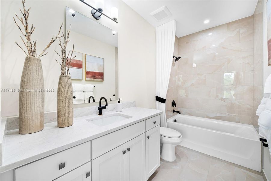 Spacious, unfurnished interior of a new home in , Fort Myers (Image 21).