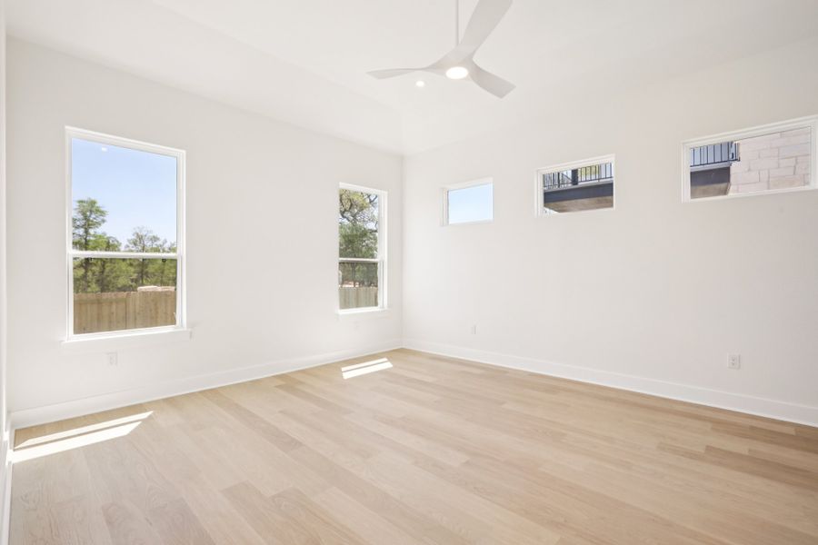 Spacious, unfurnished interior of a new home in Persimmon, Buda (Image 25).