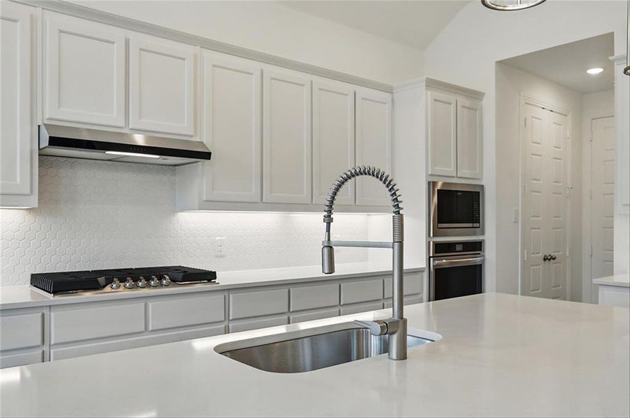 2131CharmingForgeRoadCANTA004 2131CharmingForgeRoadCANTA004